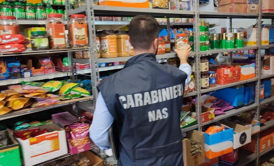 A Reggio Emilia cinquanta chili di cibo scaduto e scarsa igiene, market etnico multato