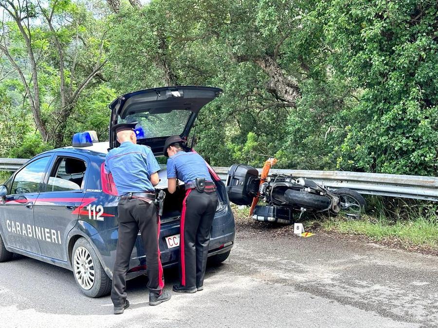 
	La moto coinvolta nell'incidente e i carabinieri al lavoro durante i rilievi (foto Gi&ograve; di Stefano)


