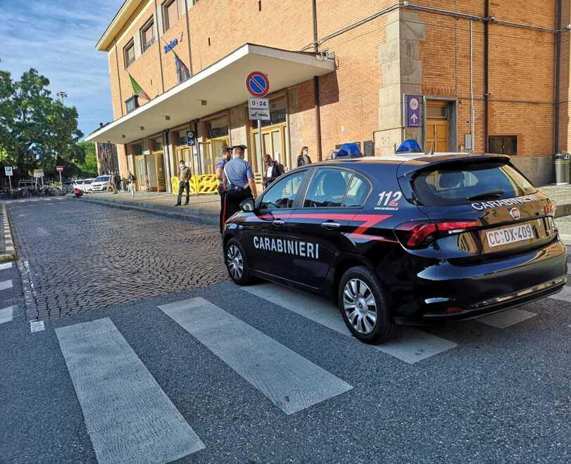 Ferrara, strappa via una bambina dalle mani della madre