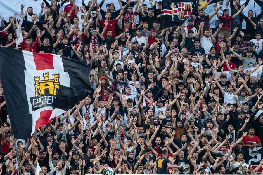 Uno stadio pieno d’entusiasmo per la sfida più importante della stagione