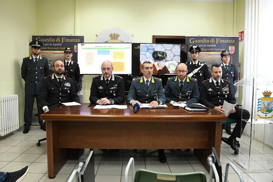 
	La conferenza stampa congiunta di carabinieri e guardia di finanza (foto massimo locci)

