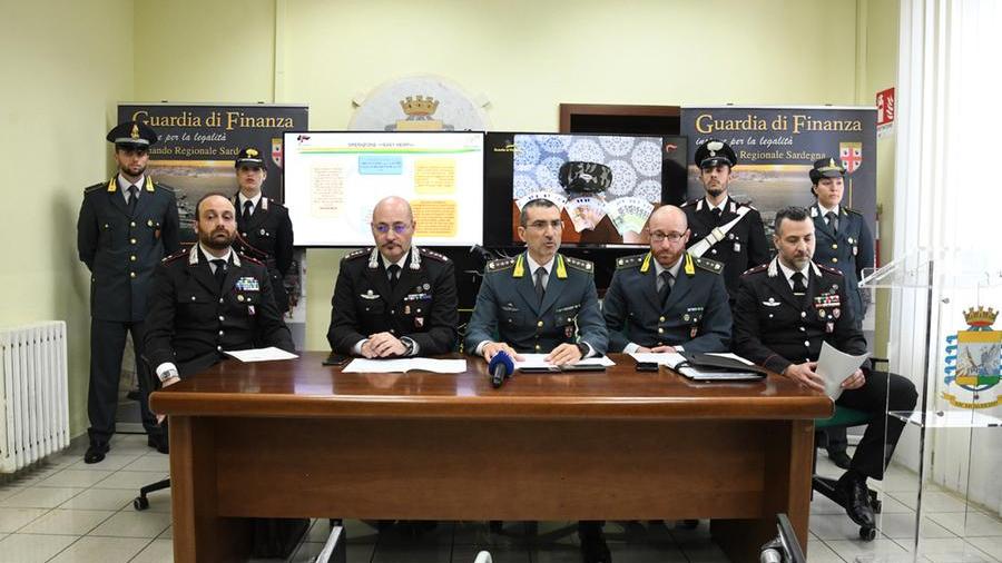 
	La conferenza stampa congiunta di carabinieri e guardia di finanza (foto massimo locci)

