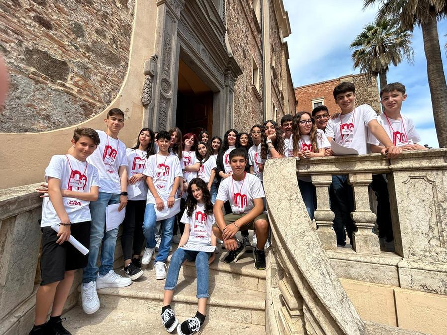 
	I ragazzi all'ingresso del seminario arcivescovile

