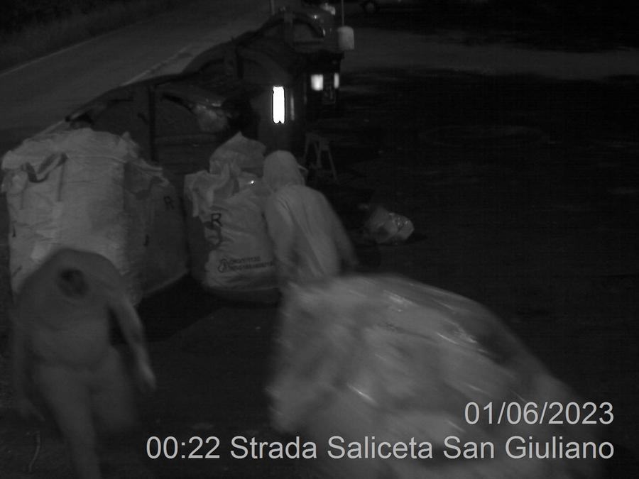 Modena. Rifiuti speciali edili abbandonati: furbetti ripresi dalle fototrappole, indagini in corso