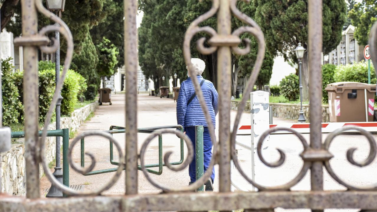 Un'anziana dentro il cimitero dei Lupi (foto d'archivio)