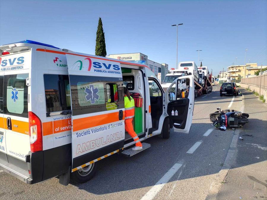 
	L'ambulanza della Svs sul posto per i soccorsi (foto Daniele Stefanini/Silvi)


