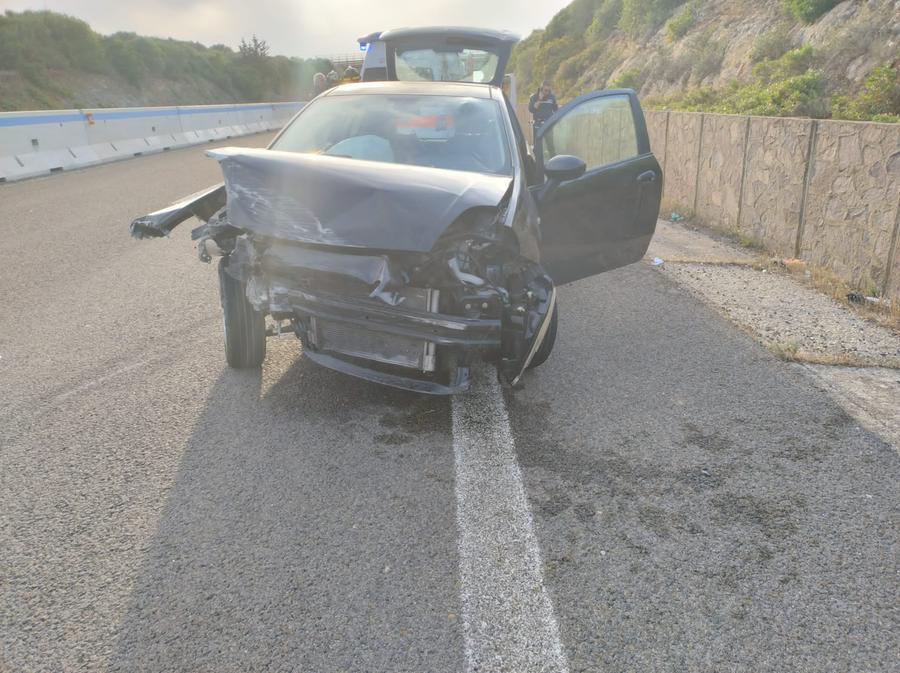 Sassari, esplode una ruota e l’auto sbatte sullo spartitraffico in cemento: conducente ferito