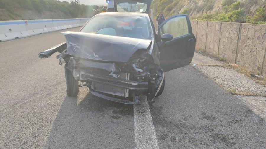 Sassari, esplode una ruota e l’auto sbatte sullo spartitraffico in cemento: conducente ferito