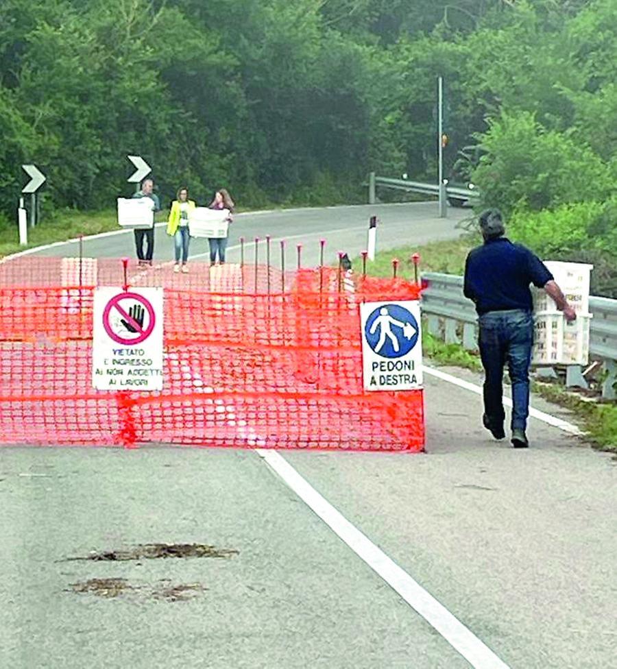 
	Lo scambio delle ceste di pane lungo la strada interrotta tra Banari e Siligo&nbsp;

