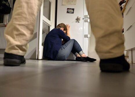 Alghero, testimonianza choc: «Picchiata mentre ero incinta, ho temuto per la bambina»