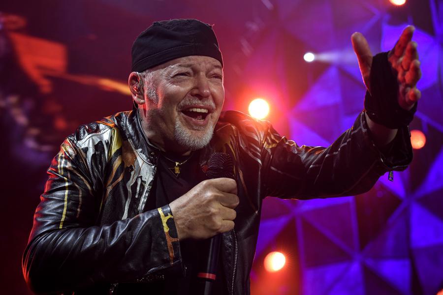 Vasco Rossi di nuovo in tour: «Guardiamo in faccia la realtà I politici ci raccontano troppe favole»