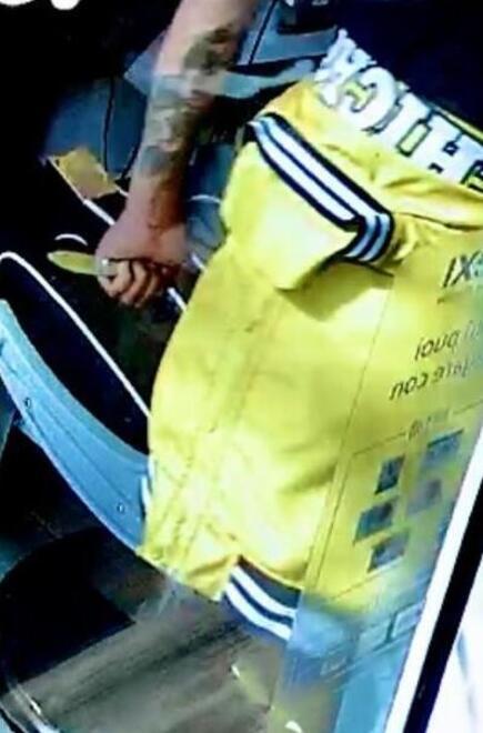 Pisa, minacce di morte armato di coltello: arrestato dopo l’irruzione in un negozio