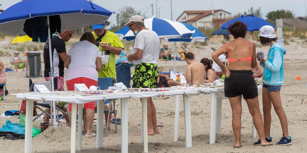 Lido Estensi, 18 tavoli e 5 sedie: il lascito degli ambulanti abusivi