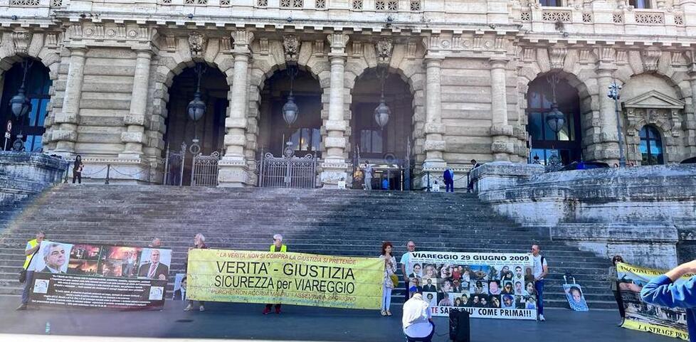 Strage di Viareggio, udienza a novembre. I familiari delle vittime: «È troppo tardi» – Video