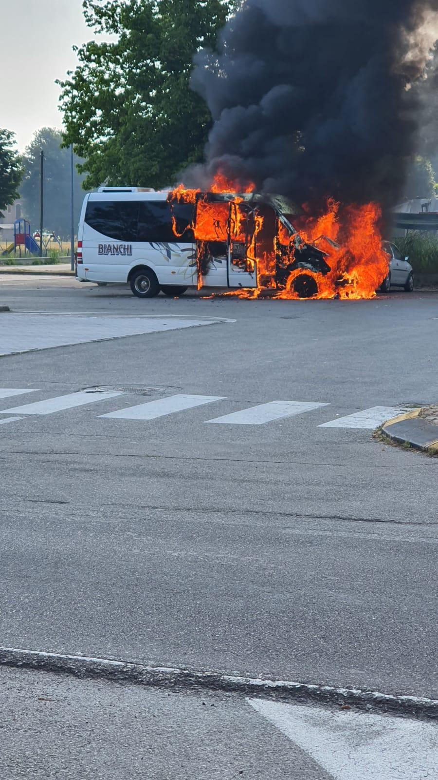 Nonantola, in fiamme pulmino e due auto in un parcheggio
