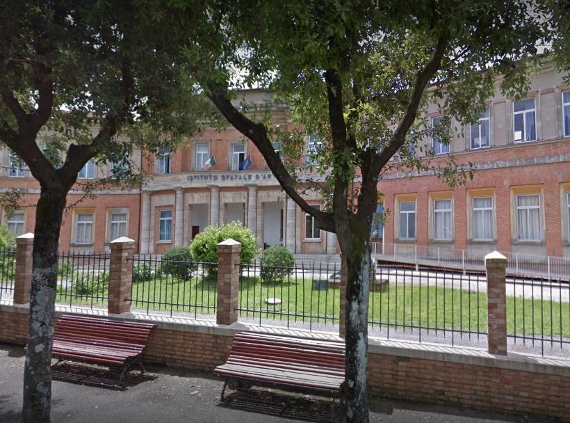 Volterra, minacce e intimidazioni alla prof: spuntano anche scheletro e coltello