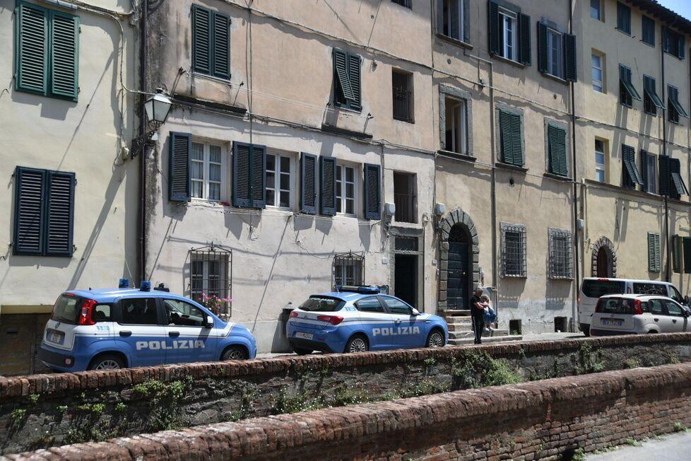 Lucca, trovata morta in casa a 45 anni: il cadavere scoperto dal marito