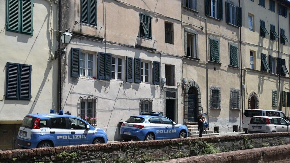 Lucca, trovata morta in casa a 45 anni: il cadavere scoperto dal marito