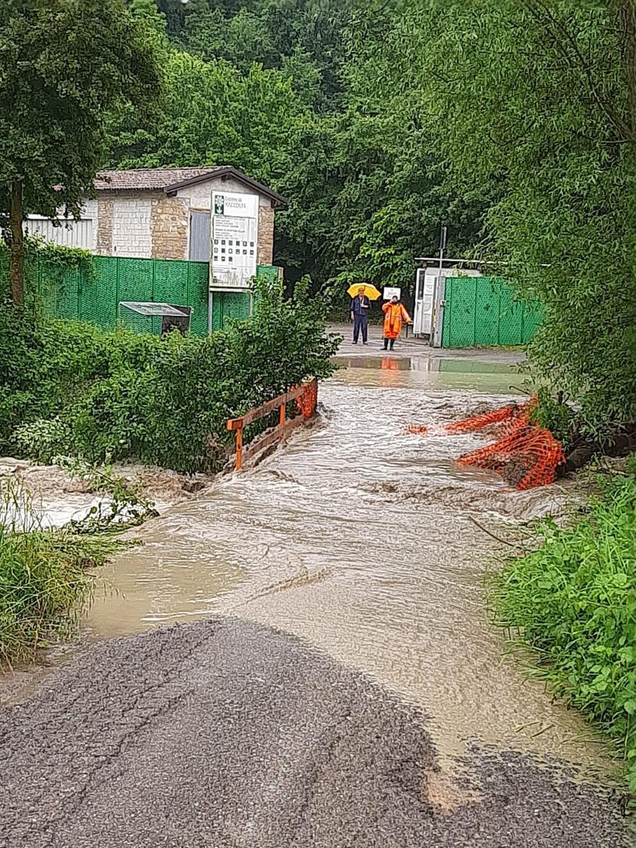 A Carpineti bloccate le famiglie di un borgo e due persone all’isola ecologica