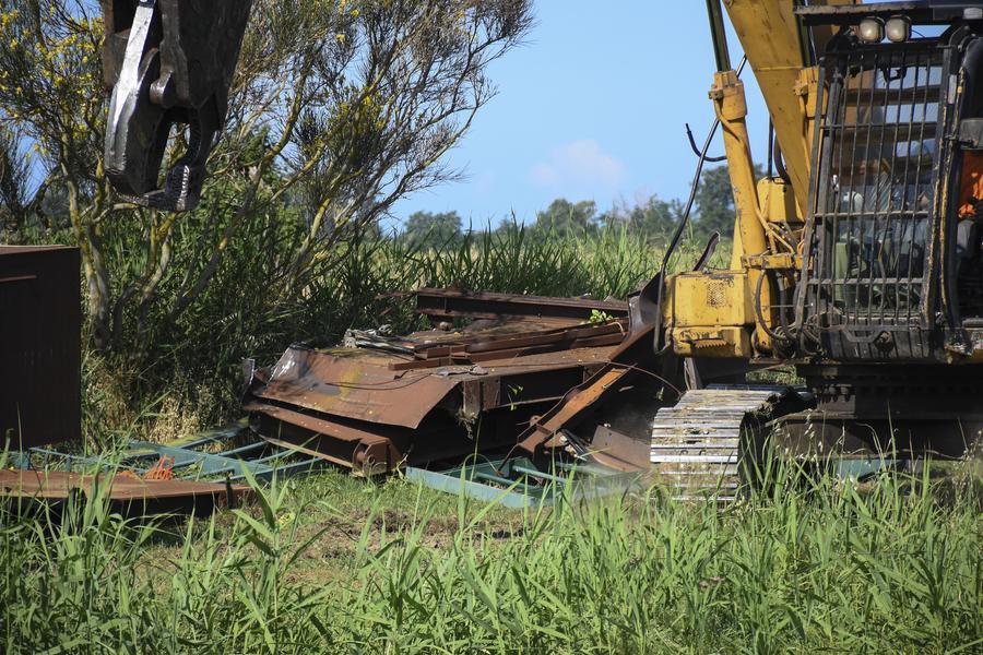 Grosseto, demolita la chiatta dello spreco. Ora il via alla bonifica dell’area