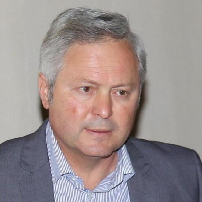 Orbetello, il consigliere Berardi spala via le alghe dalla laguna. Ma il video sui social scatena la polemica