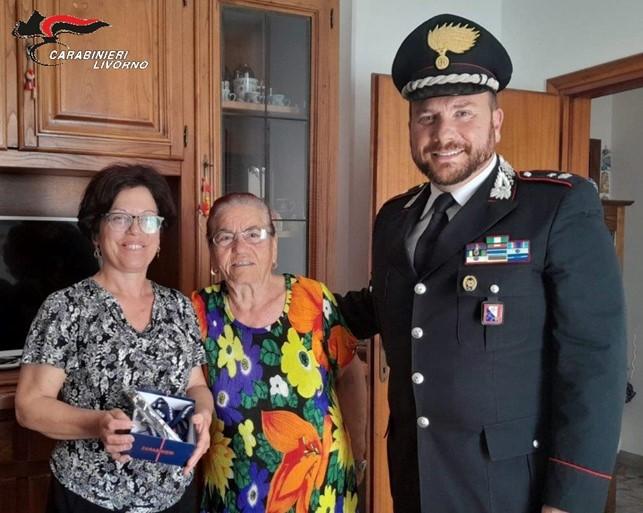 
	Le due donne di Rosignano con il maggiore Christian Bottacci, comandante della Compagnia di Cecina

