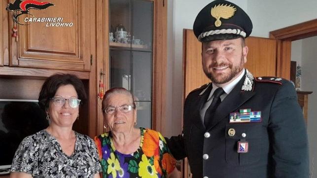 Le due donne di Rosignano con il maggiore Christian Bottacci, comandante della Compagnia di Cecina