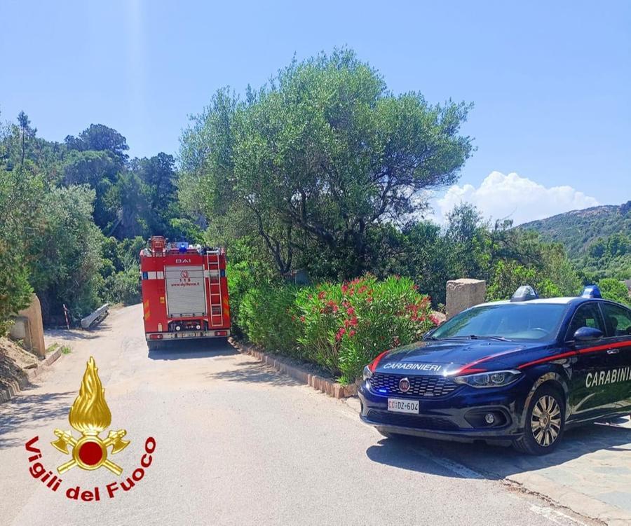 Colto da malore mentre dipinge una piscina in Costa Smeralda: operaio in ospedale con l’elicottero