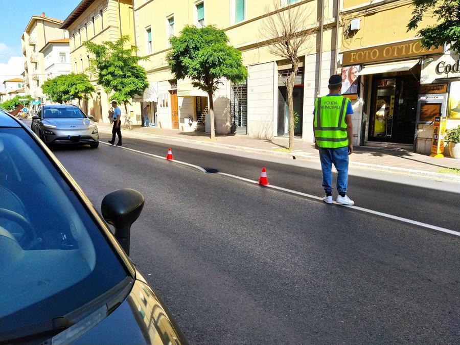 Cede la rete fognaria, strada chiusa