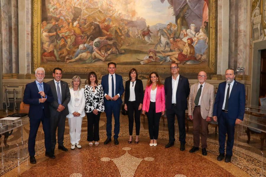 Pisa, presentata la nuova giunta: cinque uomini e quattro donne. Ecco chi sono e cosa fanno