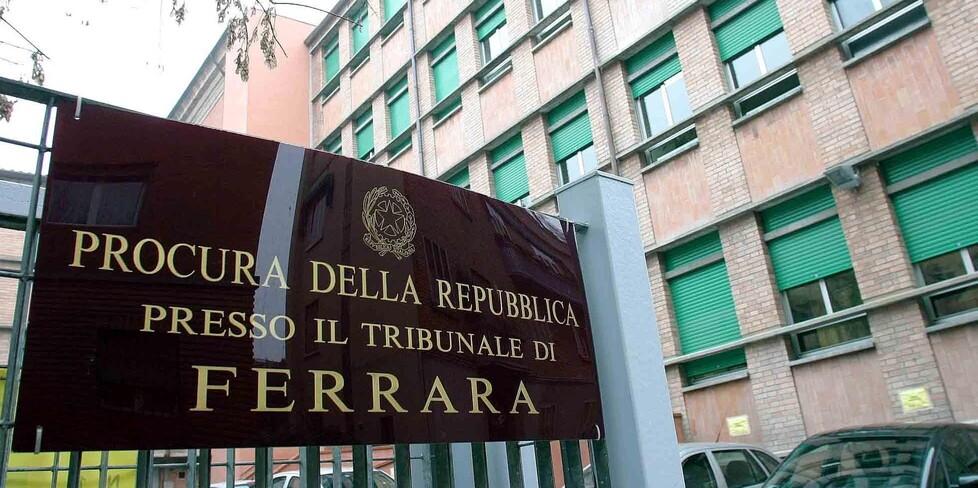 Ferrara, messaggi porno alla compagna di scuola di sua figlia: a processo