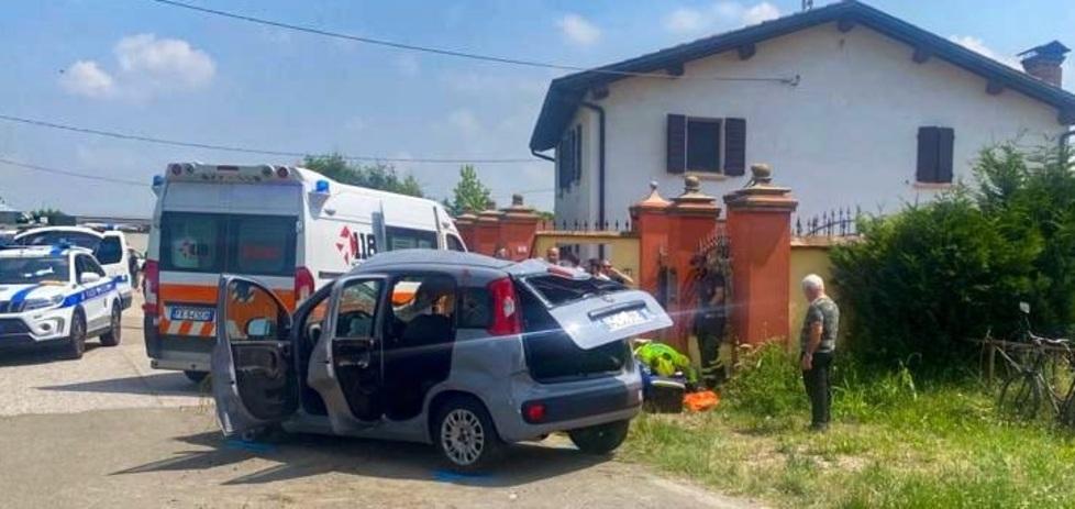 Camposanto, l’auto sbanda poi si ribalta: intera famiglia all’ospedale 