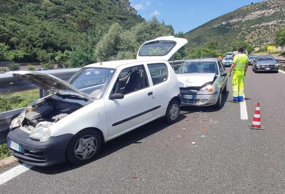 Provoca due incidenti alle porte di Sassari: bloccato mentre fugge a piedi sulla 131