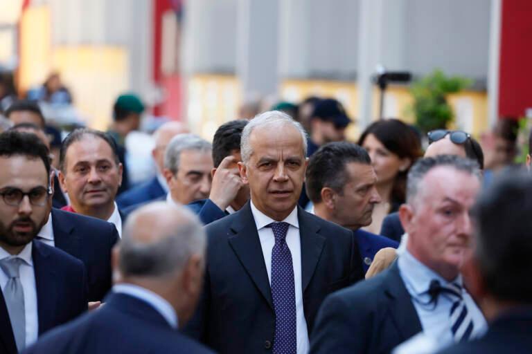 Migranti, via libera al patto europeo con il sì dell'Italia