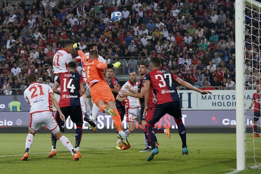 Cagliari, beffa allo scadere: il Bari pareggia 1-1 su rigore