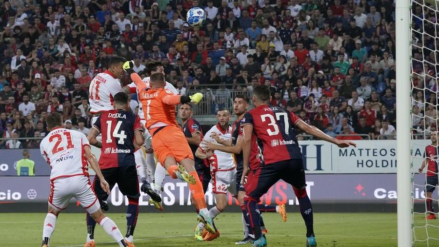 Cagliari, beffa allo scadere: il Bari pareggia 1-1 su rigore