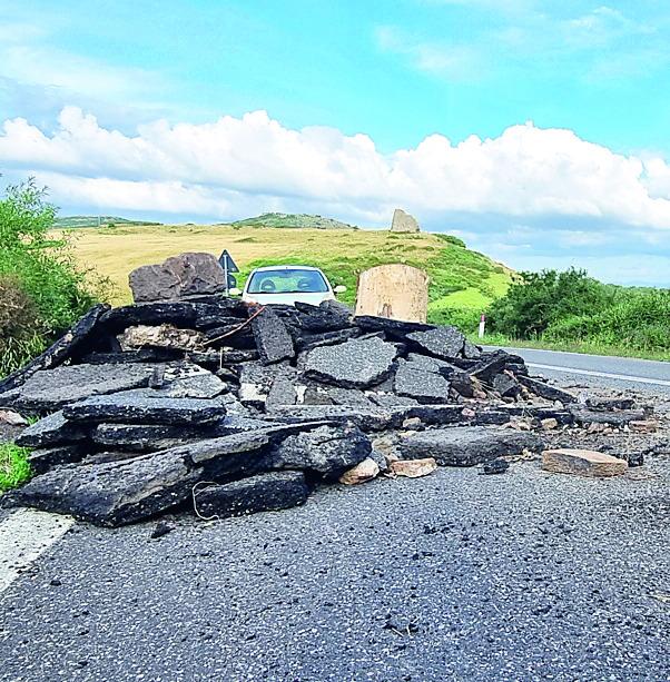 Asfalto a pezzi: chiusa la strada per Bosa