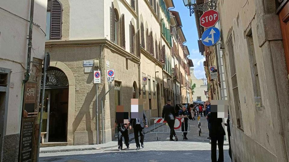 Firenze, strada chiusa due settimane per le sfilate. Ecco quanto paga Gucci al Comune. Ma in Santo Spirito residenti divisi