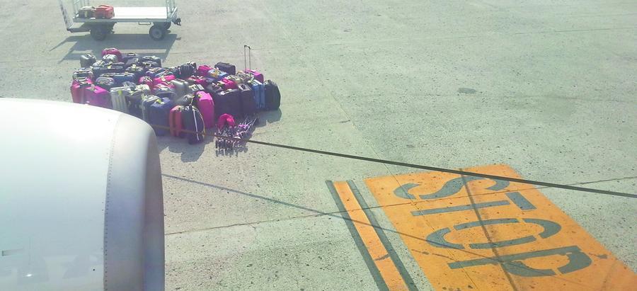 Voli estivi, spariscono i biglietti low cost: per l’isola prezzi alle stelle