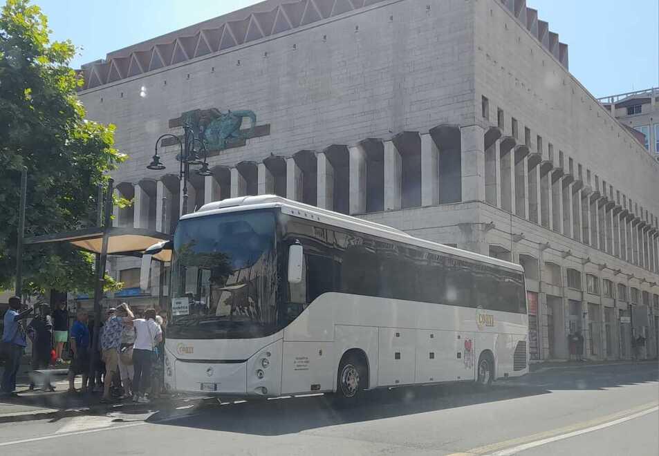 Un bus pronto a partire con a bordo i crocieristi