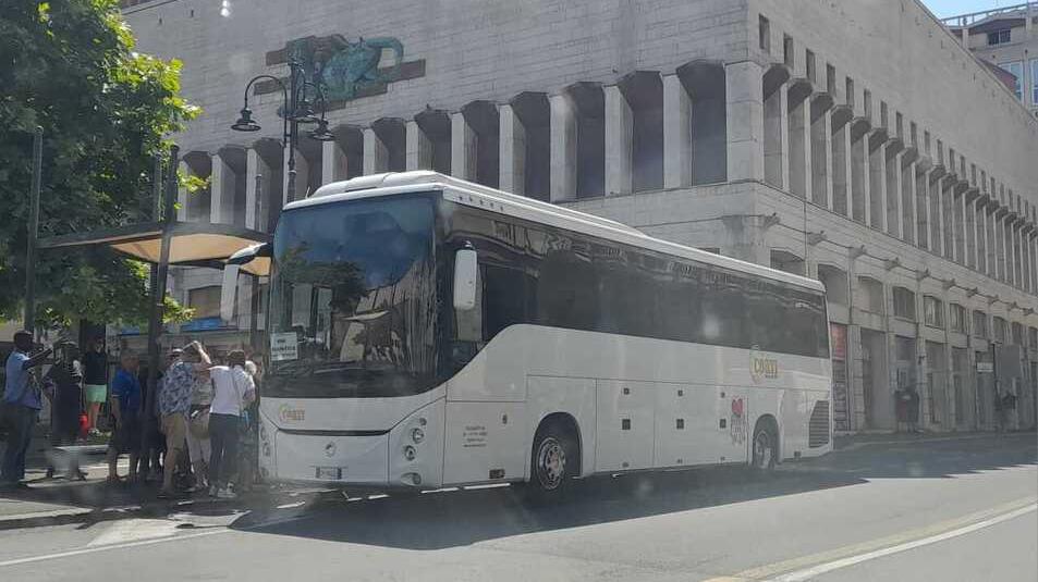 Un bus pronto a partire con a bordo i crocieristi