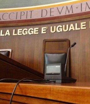 Lunigiana, per costringerla a fare sesso con lui minaccia di uccidere lei e il figlio