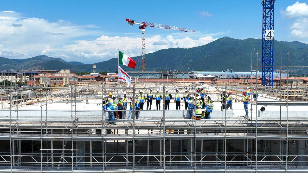 La bandiera della Regione sul solaio del primo edificio realizzato nell'ambito del maxi progetto del nuovo ospedale Santa Chiara