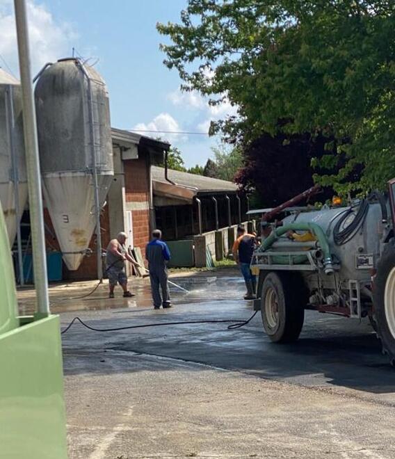 A Felina di Castelnovo Monti: «In mezz’ora ricoperti di acqua e fango. Ne siamo venuti fuori aiutandoci tra noi»