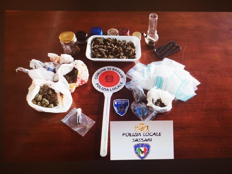 Sassari, 15enne con la droga nello zaino e 17enne con le infiorescenze sparse nella stanza: arrestati dalla polizia locale