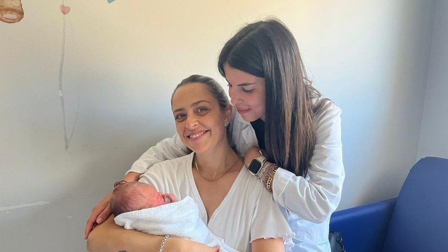 
	Francesco, mamma Alessandra e l&#39;ostetrica Agnese Piras

