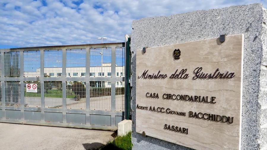 Aggressione a Bancali: in ospedale 2 agenti colpiti da un detenuto con una scarica di pugni