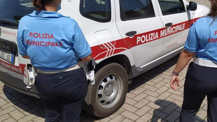 Prato, l’auto si chiude da sola e la bimba resta imprigionata sotto il sole: salvata dalla Municipale