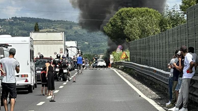 Empoli, camion in fiamme sulla Fi-Pi-Li: migliaia di automobilisti in coda