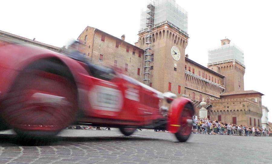 La 1000 Miglia “tocca” Ferrara, i bolidi d’epoca sotto il Castello il 13 giugno